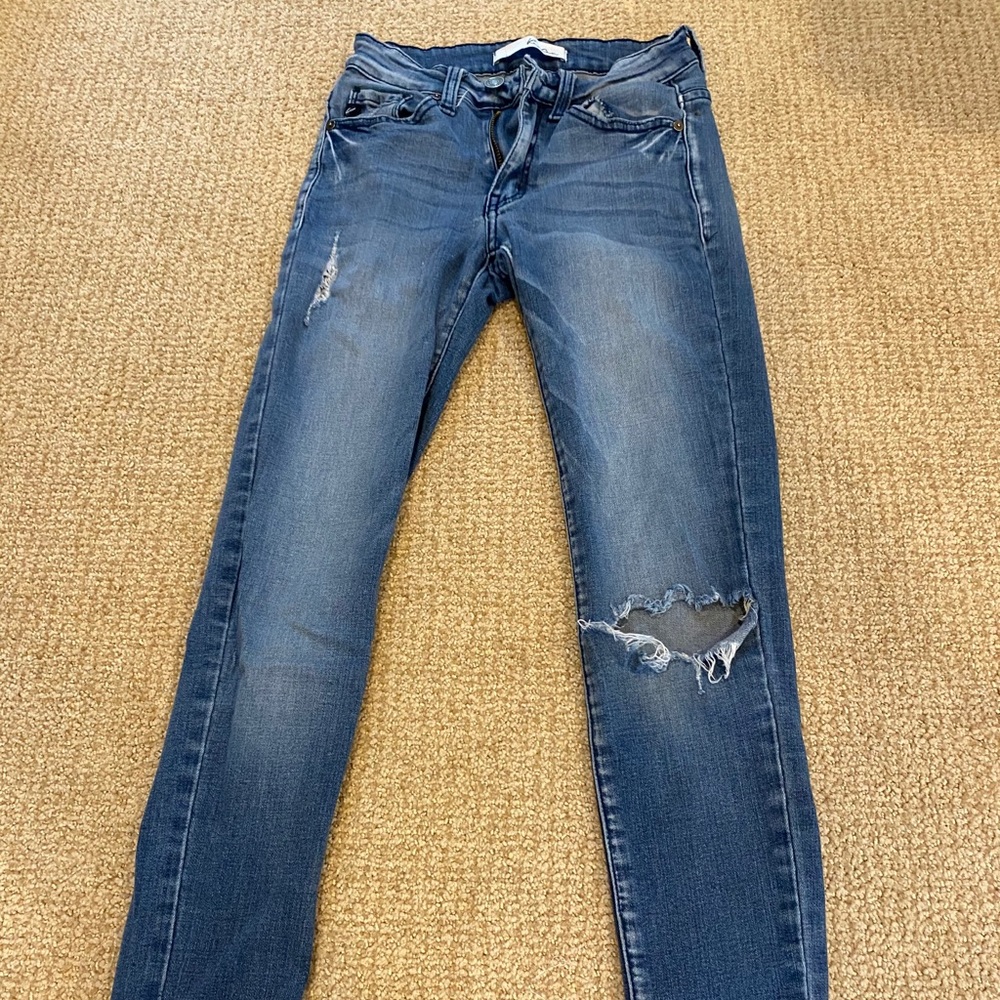 Blue skinny jeans with distressed knee